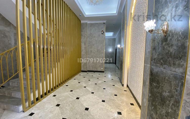 5-бөлмелі пәтер · 230 м² · 15/15 қабат, 17-й мкр 46/1, бағасы: 65 млн ₸ в Актау — фото 2