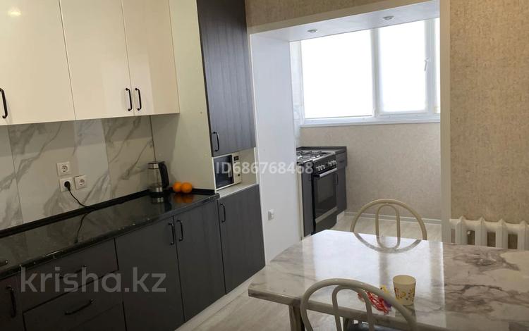 2-комнатная квартира · 56 м² · 5/6 этаж, мкр Северо-Восток 211 — Автопарк Жамбула 211 за 160 000 〒 в Уральске — фото 2