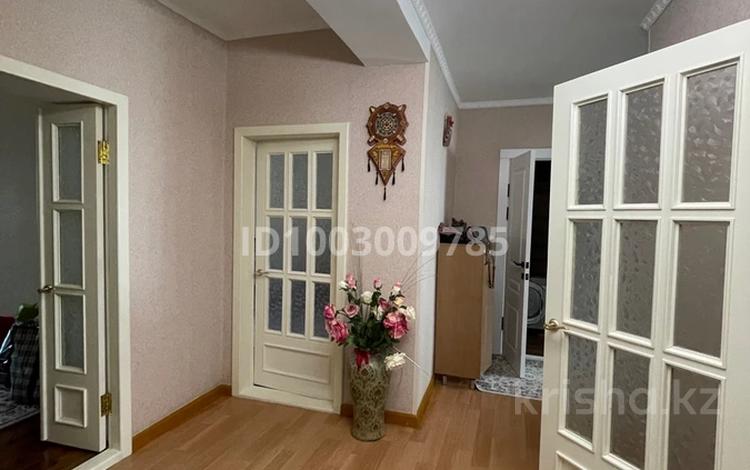 3-комнатная квартира · 79.6 м² · 2/5 этаж, Гарышкерлер 25а — Находится возле ТД ЦУМ,Технодом за 50 млн 〒 в Жезказгане — фото 2
