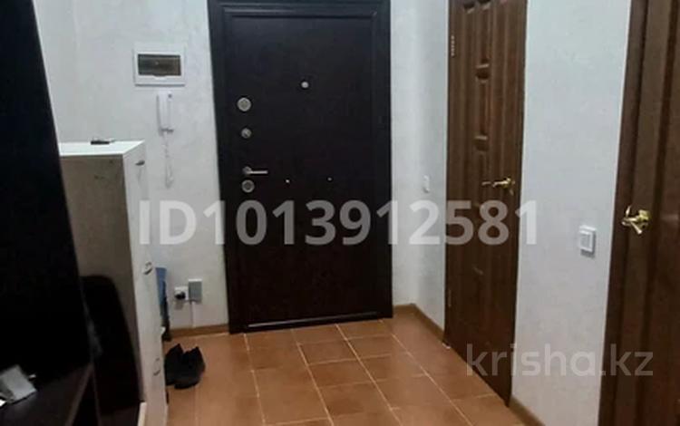 2-комнатная квартира · 80 м² · 3/9 этаж, мкр Центральный, Валиханова 13-21 за 300 000 ₸ в Атырау — фото 2