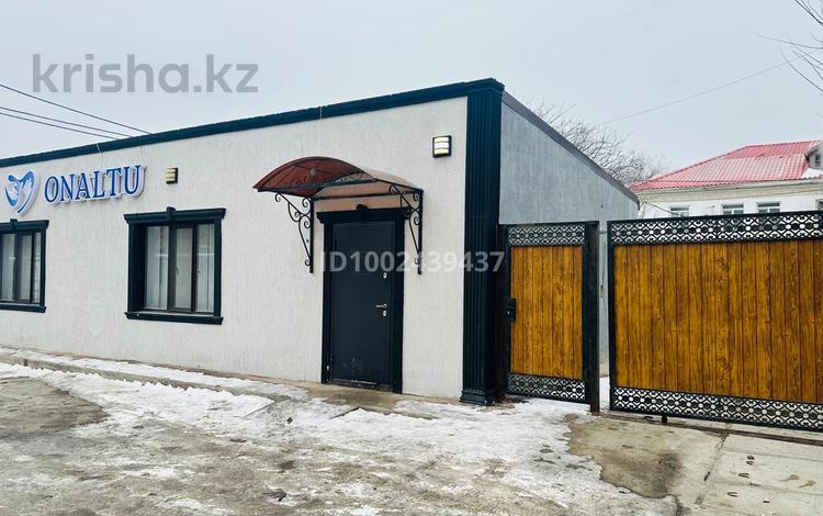 Свободное назначение, офисы, магазины и бутики, салоны красоты, медцентры и аптеки, образование, конференц-залы, кабинеты и рабочие места, студии · 70 м² за 300 000 ₸ в Атырау — фото 14