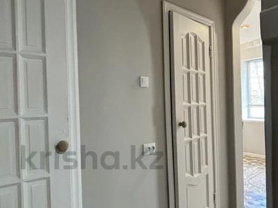 2-комнатная квартира, 54 м², 1/5 этаж, мкр 11 15 за 15 млн 〒 в Актобе, мкр 11