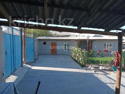 Отдельный дом · 4 комнаты · 100 м², Абылай хан 126 за 60 000 〒 в Туркестане