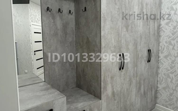 1-комнатная квартира · 43 м² · 9/10 этаж, мкр Юго-Восток, Бауржан Момышулы 15/2 за 250 000 ₸ в Караганде, Казыбек би р-н — фото 2
