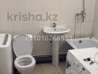 1-комнатная квартира · 40 м² · 1/9 этаж, Самал — 10 мкр самал заде астановки дом 1 этаж + комуслуг вайфай есть бесплатно. 87088213164 ватсап за 100 000 ₸ в Уральске