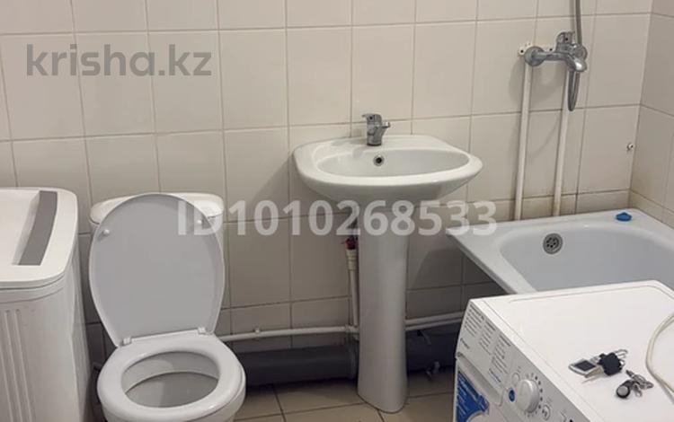 1-комнатная квартира · 40 м² · 1/9 этаж, Самал — 10 мкр самал заде астановки дом 1 этаж + комуслуг вайфай есть бесплатно. 87088213164 ватсап за 100 000 ₸ в Уральске — фото 2