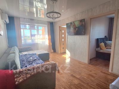 4-комнатная квартира · 64 м² · 5/5 этаж, Майкудук, 15й микрорайон за 12.8 млн ₸ в Караганде, Алихана Бокейханова р-н