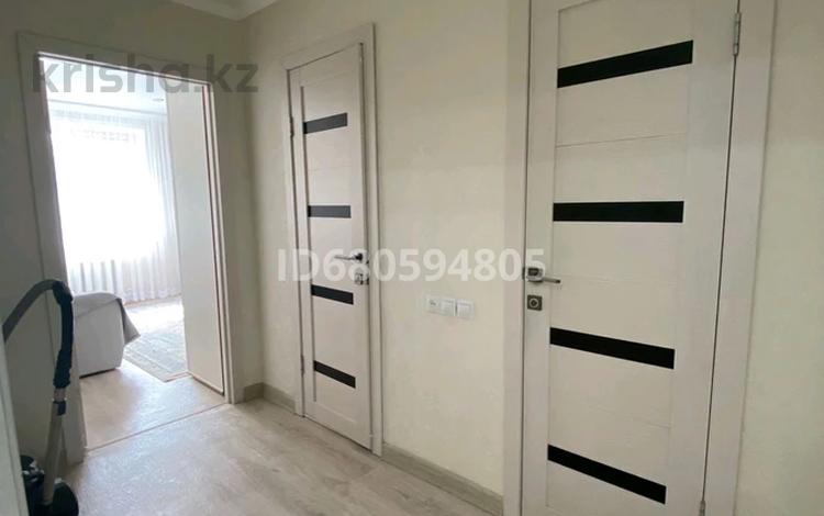 2-комнатная квартира · 54.1 м² · 5/6 этаж, мкр 4, Мкр. 4 31 за 20 млн ₸ в Уральске — фото 18