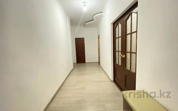 2-комнатная квартира, 75 м², 5/5 этаж, Досмухамедова 93 за 18 млн 〒 в Атырау — фото 6