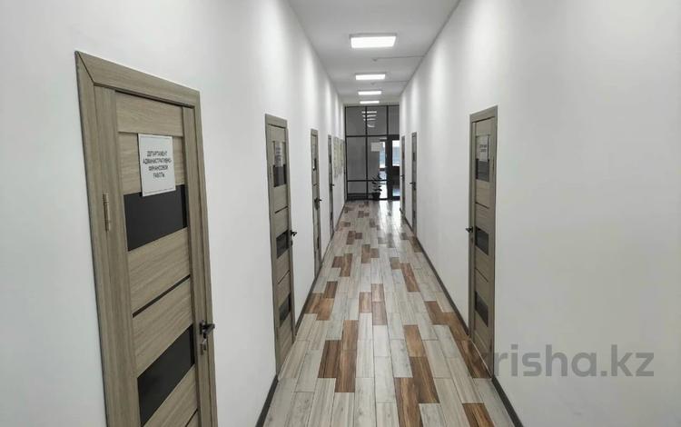 Кеңселер, кабинеттер және жұмыс орындары · 300 м², бағасы: 4.2 млн ₸ в Алматы, Бостандыкский р-н — фото 2