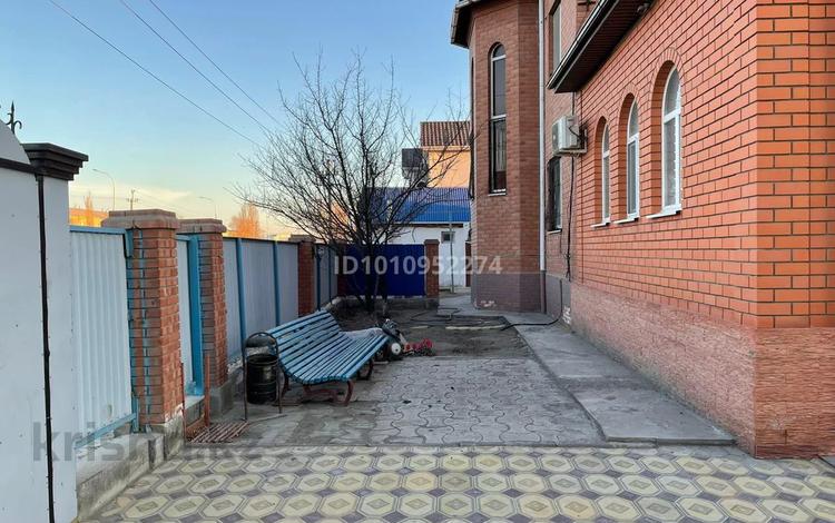 Отдельный дом · 8 комнат · 339.2 м² · 10 сот., мкр Лесхоз, Төлесін Алиев 9 — Арна заправкасынан кейінгі үшінші үй за 65 млн ₸ в Атырау — фото 2