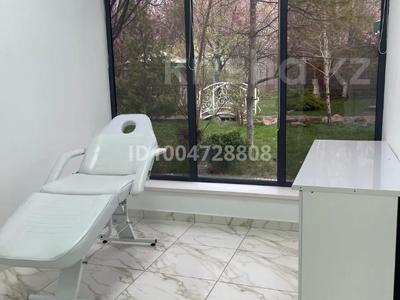 Свободное назначение, офисы, салоны красоты, медцентры и аптеки, образование, развлечения, кабинеты и рабочие места, студии · 22 м² за 180 000 〒 в Шымкенте