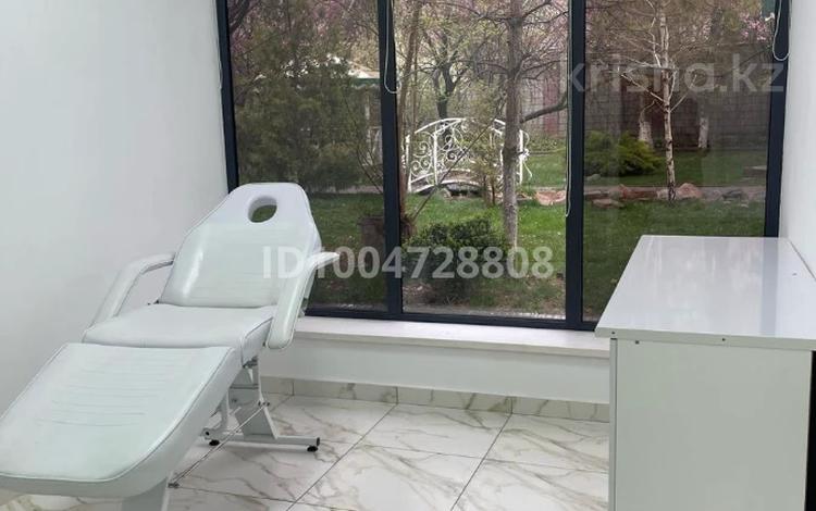 Свободное назначение, офисы, салоны красоты, медцентры и аптеки, образование, развлечения, кабинеты и рабочие места, студии · 22 м² за 180 000 〒 в Шымкенте — фото 2