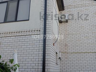 Отдельный дом · 6 комнат · 320 м² · 10 сот., М. Мусаев — Возле школы за 47 млн 〒 в Атырау, мкр Мирас