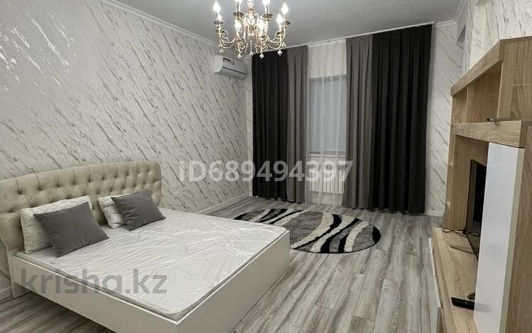 1-комнатная квартира, 60 м², 2/8 этаж посуточно, мкр Нурсая, Абулхаир Хана 41 — Напротив центр Абая, аэропорт за 15 000 〒 в Атырау, мкр Нурсая — фото 3