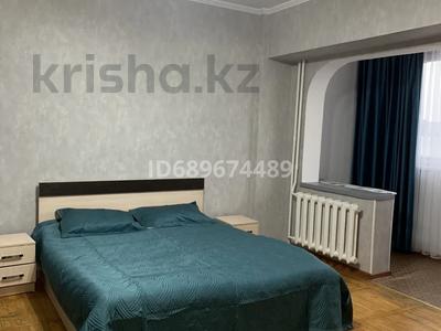 1-бөлмелі пәтер, 50 м², 7/8 қабат тәулігіне, Жандосова 1 — Манаса, бағасы: 12 000 〒 в Алматы, Бостандыкский р-н