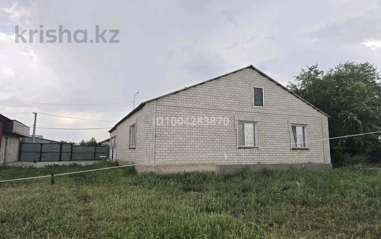 Отдельный дом · 4 комнаты · 150 м² · 15 сот., Центральная — В посёлке Железнодорожников за 40 млн 〒 в Павлодаре — фото 2