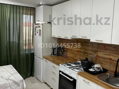 2-комнатная квартира · 50 м² · 3 этаж, бульвар Абая 53/6 — Сдается 2-комнатная квартира посуточно! Уютная, чистая квартира со всеми удобствами. Полностью меблирована Вся необходимая бытовая техника Wi-Fi Чистое постельное белье и полотенца Круглосуточное заселение (по предварительной договоренности) г. Аягоз Телефон: 8 775 730 58 54 Телефон: 8 775 675 35 за 18 000 ₸