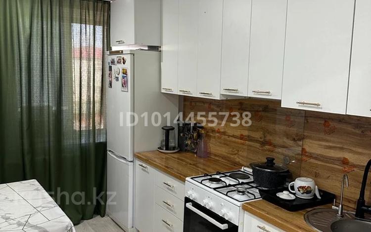 2-комнатная квартира · 50 м² · 3 этаж, бульвар Абая 53/6 — Сдается 2-комнатная квартира посуточно! Уютная, чистая квартира со всеми удобствами. Полностью меблирована Вся необходимая бытовая техника Wi-Fi Чистое постельное белье и полотенца Круглосуточное заселение (по предварительной договоренности) г. Аягоз Телефон: 8 775 730 58 54 Телефон: 8 775 675 35 за 18 000 ₸ — фото 2