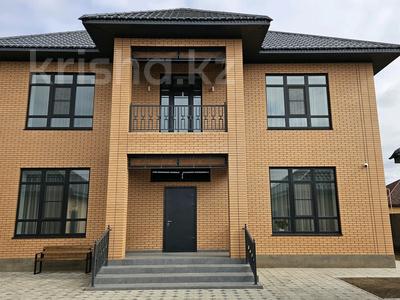 Отдельный дом · 8 комнат · 330 м² · 9 сот., Абылайхан 49 — Каныш Сатпаев за 115 млн 〒 в Уральске