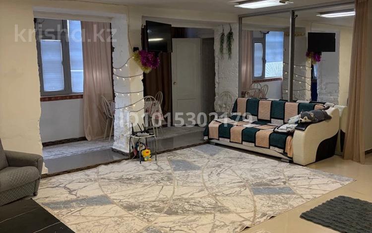1-комнатная квартира · 52 м² · 2/13 этаж, мкр 8 58 за 180 000 ₸ в Актобе — фото 2