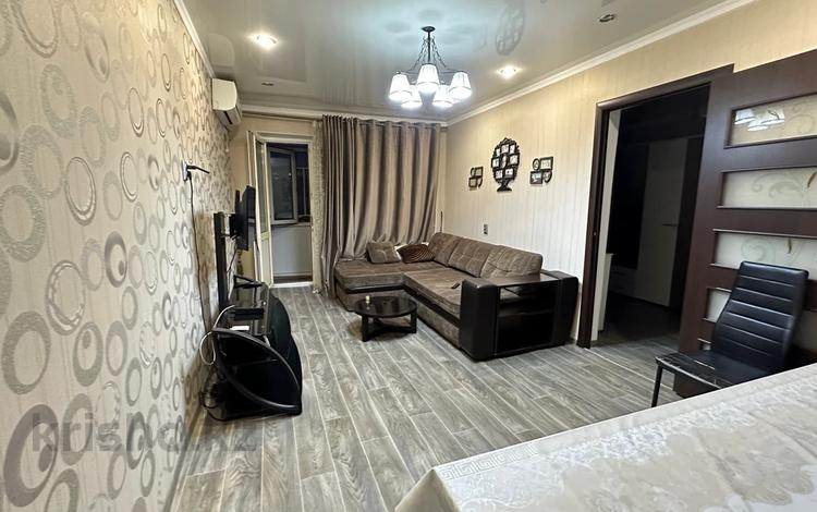 3-комнатная квартира · 60 м² · 2/5 этаж · помесячно, мкр Центральный, Махамбета 118Б за 250 000 〒 в Атырау — фото 2
