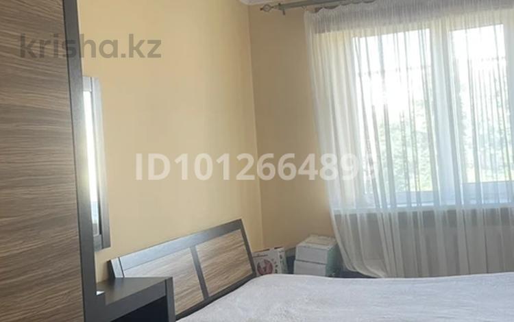 3-бөлмелі пәтер · 64 м² · 3/5 қабат, мкр Центральный, Махамбета 87 б — Продается 3-комнатная квартира, сквозная, чистая с мебелью, 3/5, в кирпичном доме,рядом театр, набережная, НСОС, Ембимунай, школы, сады., бағасы: 22 млн ₸ в Атырау — фото 3