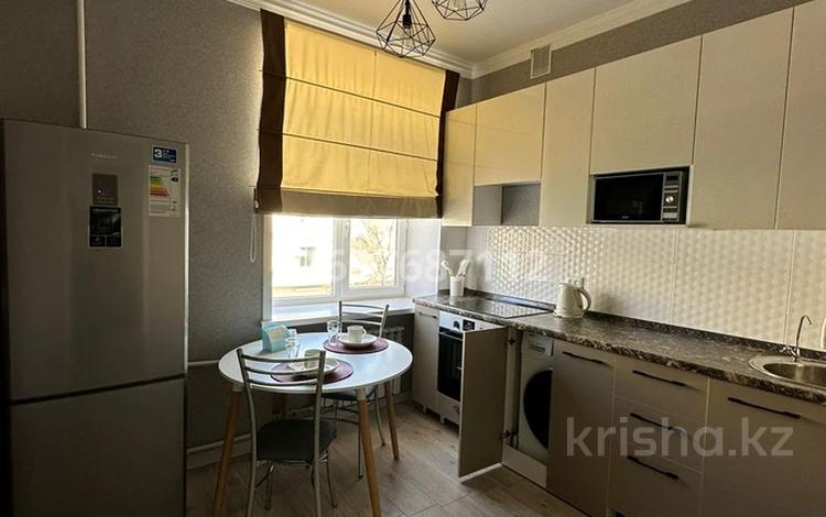 1-бөлмелі пәтер, 30 м², 3/5 қабат ай сайын, Ул.Казбекова 6, бағасы: 250 000 〒 в Балхаше — фото 2