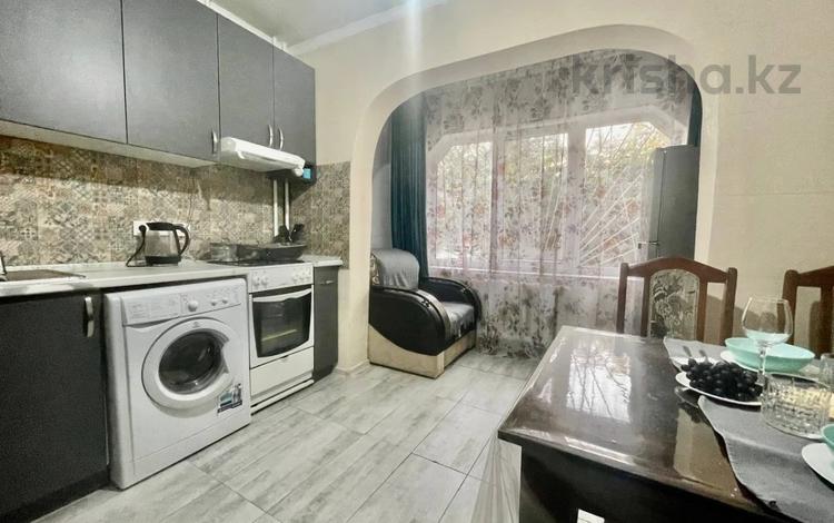 1-комнатная квартира, 45 м², 1/5 этаж помесячно, мкр №11 17 за 250 000 〒 в Алматы, Ауэзовский р-н — фото 2