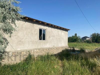 Отдельный дом · 3 комнаты · 60 м² · 10 сот., Казпоселок улица сауытбек акына 10 б — Тилемис акына за 8 млн 〒 в Таразе