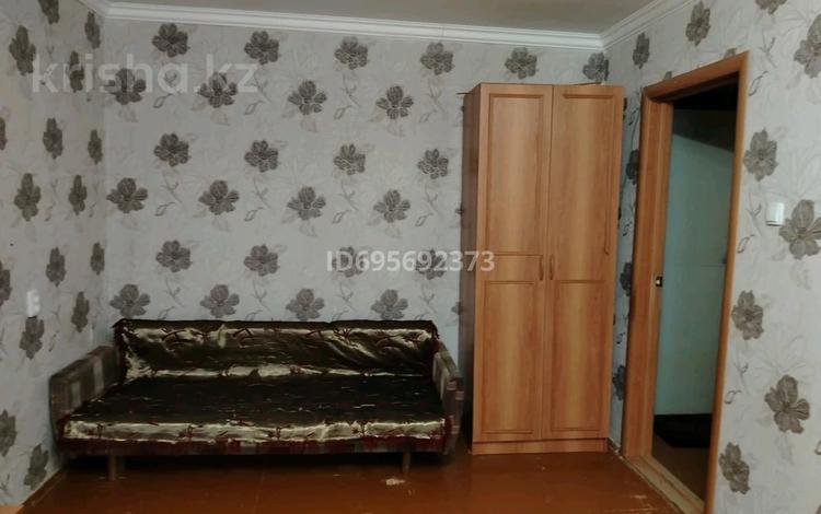 2-бөлмелі пәтер, 50 м², 1/5 қабат, мкр 8 74 — Возле 1 школы, бағасы: 15 млн 〒 в Актобе, мкр 8 — фото 2