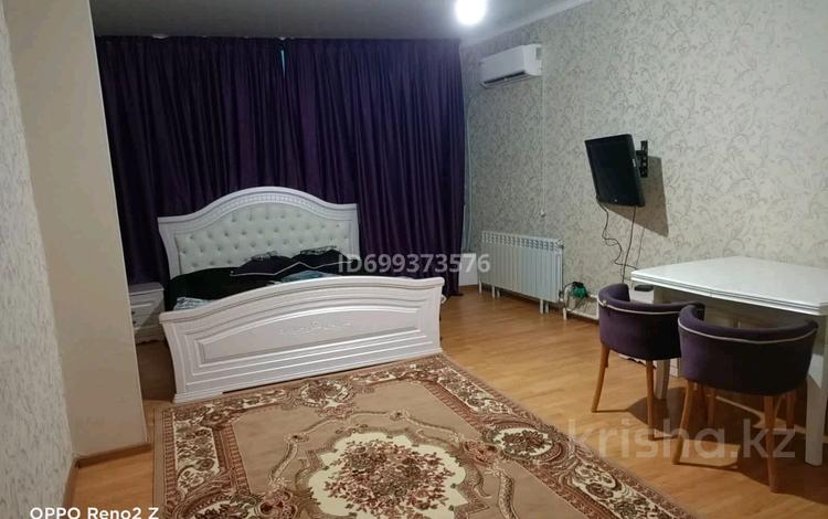 2-бөлмелі пәтер · 70 м² · 18/25 қабат · сағатына, мкр 11 112, бағасы: 1 500 〒 в Актобе, мкр 11 — фото 2