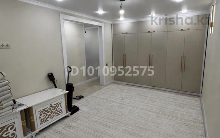 1-комнатная квартира · 30.4 м² · 4/5 этаж, Алашахана 19 — Отличное расположение — центр города, рядом есть всё необходимое: рынок «Базет», школа №4, Центр цветов Романтик и другие объекты инфраструктуры. за 11 млн ₸ в Жезказгане — фото 2