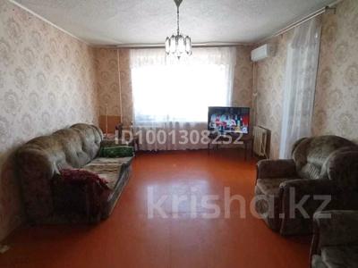 3-комнатная квартира · 60 м² · 5/9 этаж, Курмангазы 173 — Между р-н магазина Урал, Дом быта за 18.7 млн 〒 в Уральске, мкр Школьник