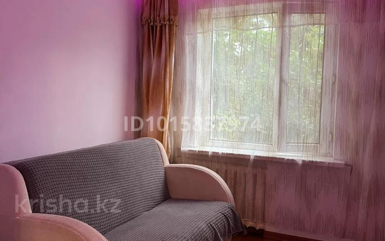 3-комнатная квартира · 60 м² · 1/5 этаж, мкр Строитель, Матросова 170 за 150 000 ₸ в Уральске — фото 2