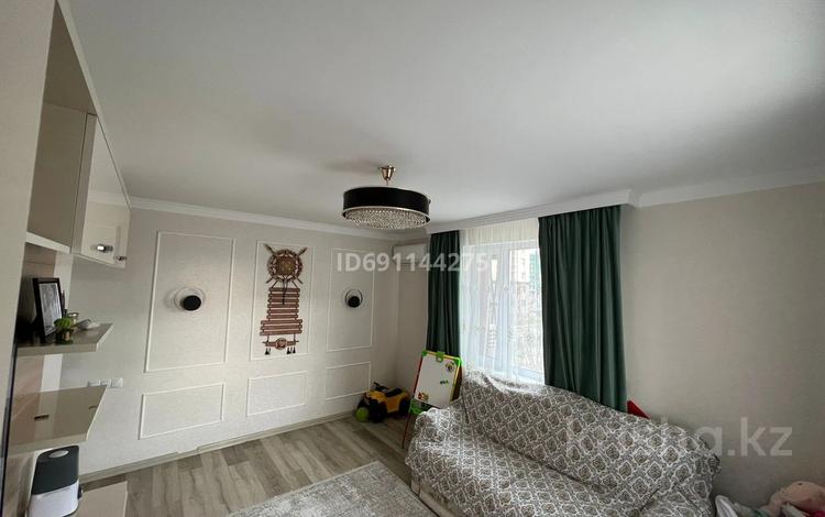 разборок. облапал девушку на улице. ночные бабочки на трассе. люди в городе. подруги в юбках.