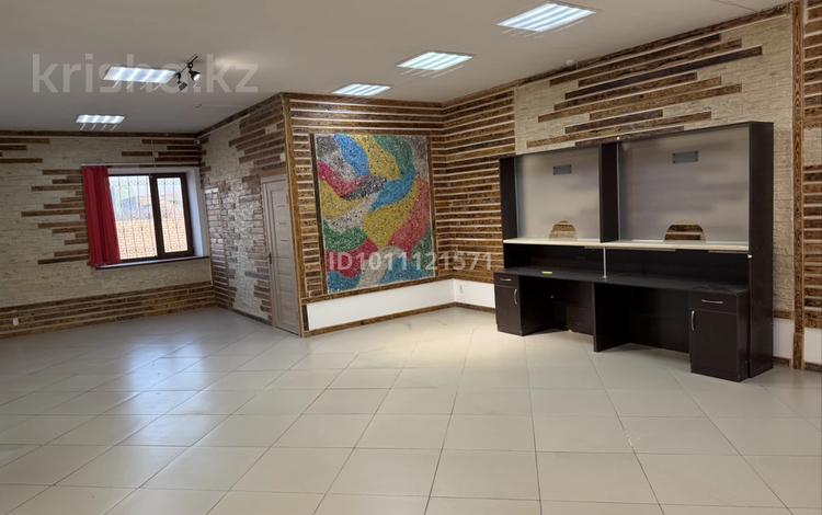 Офисы, магазины и бутики, кабинеты и рабочие места · 65 м² за 350 000 ₸ в Семее — фото 2