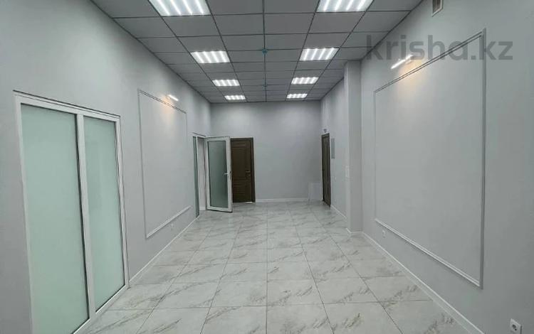 Свободное назначение, офисы, магазины и бутики, склады, салоны красоты, медцентры и аптеки, образование, развлечения, конференц-залы, кабинеты и рабочие места, студии · 115 м² за 500 000 ₸ в Актобе — фото 2