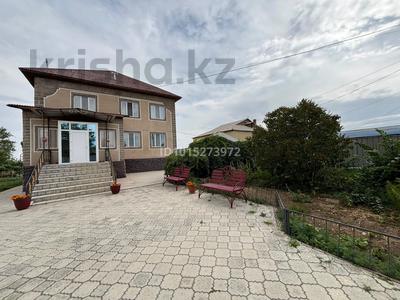 Отдельный дом · 7 комнат · 400 м² · 20 сот., Жусупова 45 за 120 млн ₸ в Жезказгане