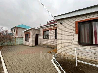 Жеке үй · 5 бөлме · 172.2 м² · 8 сот., мкр Жастар 2, Саяхат 40 — Дом находится рядом с магазином. Поблизости садик,школа ,поликлиника, бағасы: 32 млн 〒 в Актобе, жилой массив Жанаконыс