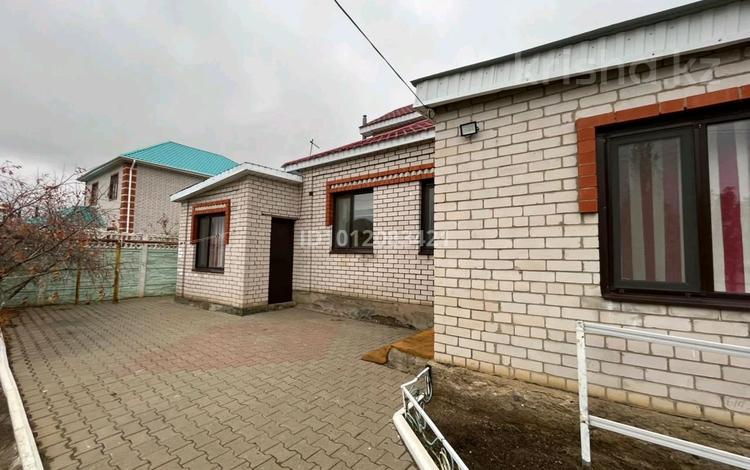 Отдельный дом · 5 комнат · 172.2 м² · 8 сот., мкр Жастар 2, Саяхат 40 — Дом находится рядом с магазином. Поблизости садик,школа ,поликлиника за 32 млн ₸ в Актобе, жилой массив Жанаконыс — фото 3