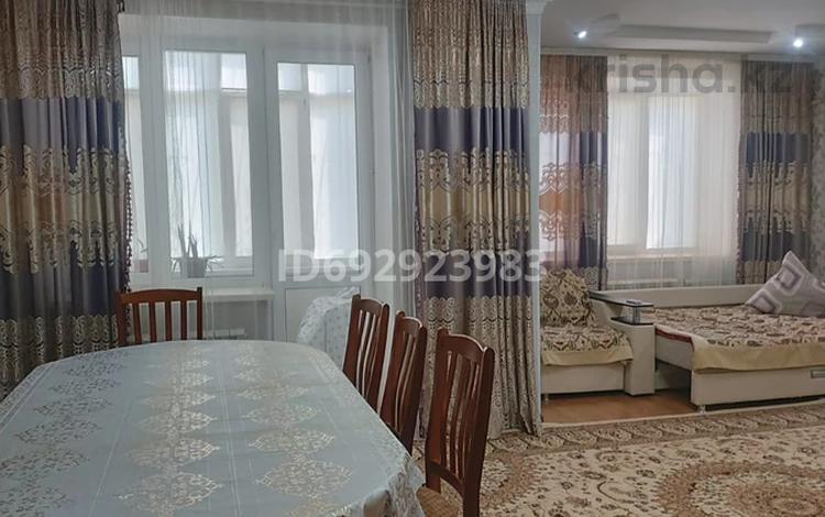 2-бөлмелі пәтер · 90 м² · 1/5 қабат, мкр. Алтын орда, Батыс 2 — ОблГАИ, бағасы: 35 млн ₸ в Актобе — фото 2
