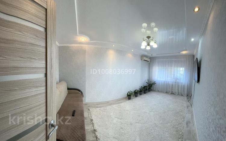 3-комнатная квартира · 63 м² · 3/5 этаж, Абая 64 за 21 млн 〒 в Уральске, мкр Школьник — фото 2