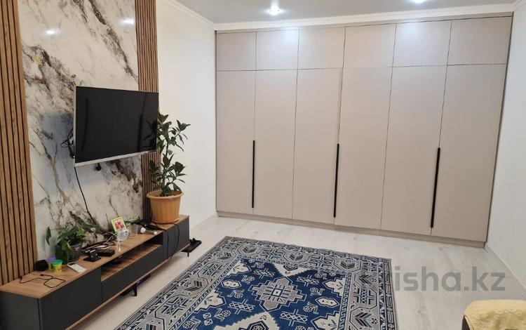 1-комнатная квартира · 40 м² · 1/6 этаж, мкр Кокжиек 37 за 150 000 ₸ в Алматы, Жетысуский р-н — фото 2