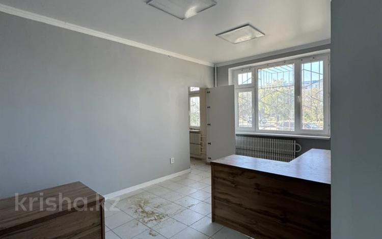 Свободное назначение, офисы, магазины и бутики, салоны красоты, фитнес и спорт, медцентры и аптеки, образование, развлечения, кабинеты и рабочие места, студии · 42 м² за 230 000 〒 в Актау, 11-й мкр — фото 2