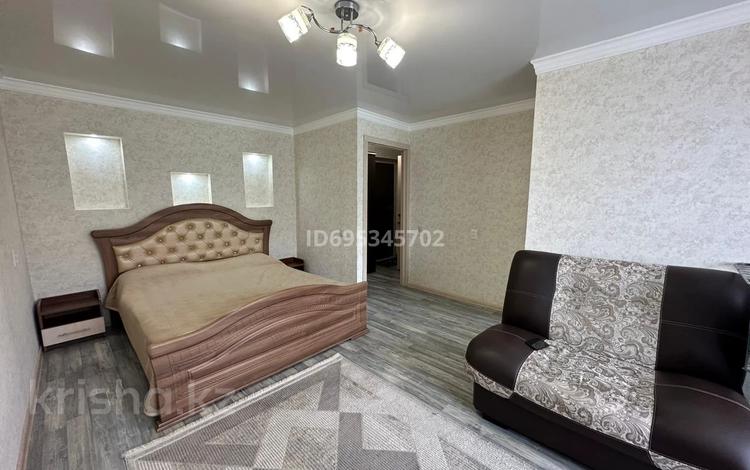 1-комнатная квартира · 32.4 м², мкр Новый Город, Нуркен Абдирова 20 за 10 000 ₸ в Караганде, Казыбек би р-н — фото 2