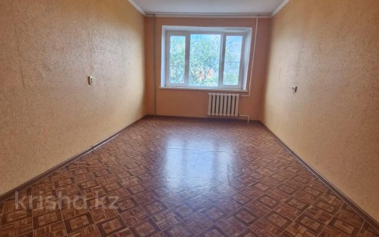 3-комнатная квартира · 65 м² · 4/9 этаж, мкр 4 10 за 19.8 млн ₸ в Уральске — фото 2