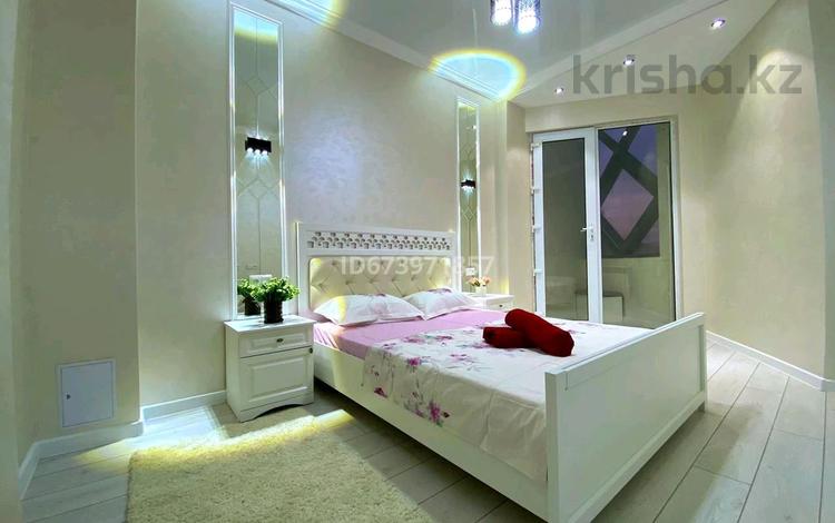 2-комнатная квартира, 55 м², 4/12 этаж посуточно, Кунаева 79 за 20 000 〒 в Шымкенте, Аль-Фарабийский р-н — фото 2