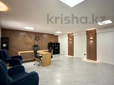 Свободное назначение, офисы, магазины и бутики, склады, салоны красоты, медцентры и аптеки, образование · 97.5 м² за 42 млн 〒 в Атырау