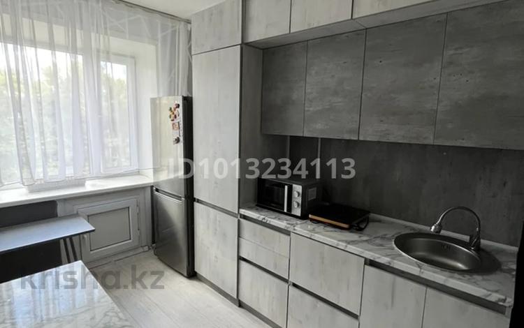 3-комнатная квартира · 58 м² · 5/5 этаж, Майкудук, 12й микрорайон 44 за ~ 16.4 млн ₸ в Караганде, Алихана Бокейханова р-н — фото 2